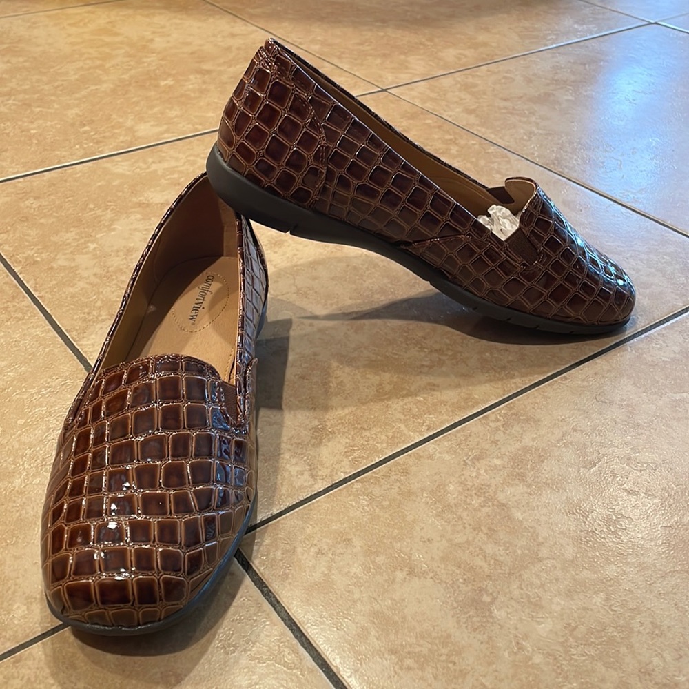 Comfortview Women's size 9 The Leisa Flat. Color is dark berry